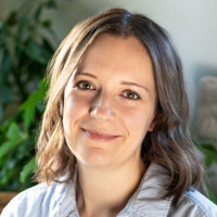 Headshot of a white woman with shoulder length brown hair indoors